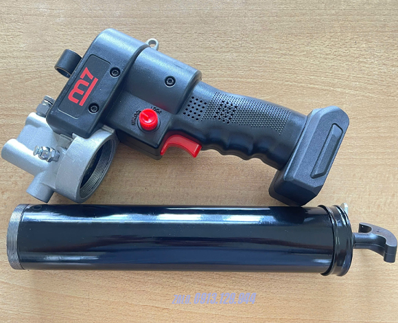 Súng Bơm Mỡ Bò Dùng Pin M7-DGG-102 Súng Bơm Mỡ Bò Dùng Pin M7-DGG-102